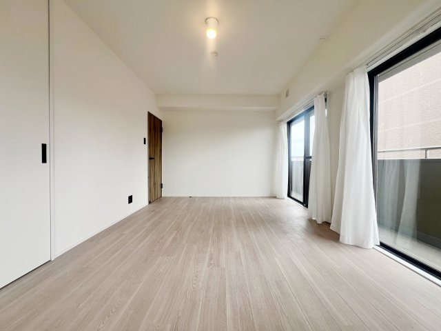 日照が豊富で明るく、自然光を取り入れることができる。温暖な気候を活かし、冬季の暖房負荷を軽減。植物の育成や乾燥衣類の自然乾燥に適しています。眺望が良く、開放感があります。