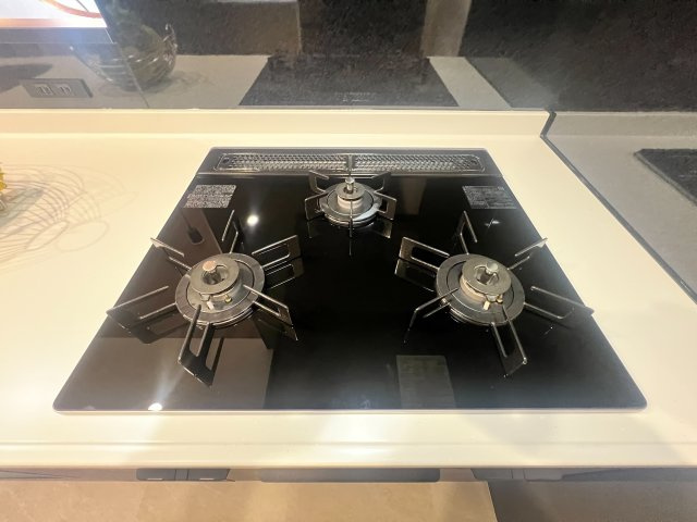 多数の調理器具を同時に使用でき、料理の効率化が可能。省エネで節約になり、様々な料理スタイルに適応できます。また、火力調整が独立しており、手入れや掃除もしやすく、今よりもっとお料理が楽しくなるかも♪