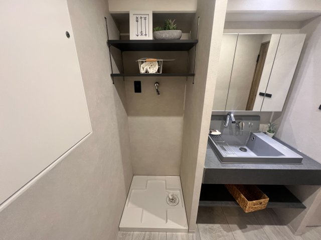 洗濯物の仕分け作業がしやすく、整理整頓が容易になります。洗濯音や湿気を他の部屋に持ち込まず、生活環境を快適に保ちます。上部を活用すれば収納スペースを確保でき洗剤や洗濯用品の整理もしやすくなります。
