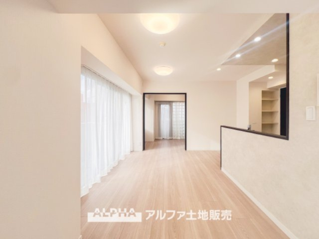 バルコニーに面したリビングはたっぷりと自然光が差し込み、明るく開放感のある洋室。シンプルなデザインの空間が広がり、家具の配置もしやすく、快適な暮らしを実現します。
