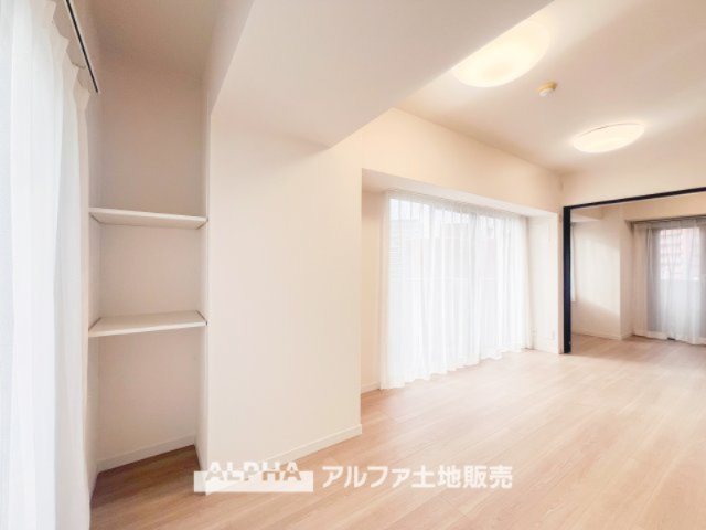 明るく広がるリビングダイニング。大きな窓から自然光がたっぷりと差し込み、開放感ある空間を演出します。シンプルで落ち着いた雰囲気が、快適な生活をサポートします。