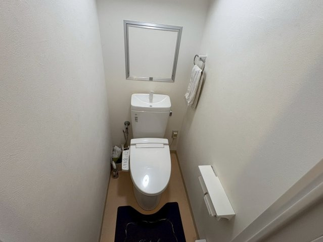 小窓付きで換気しやすく、清潔感を保ちやすいトイレです。温水洗浄便座を完備し、快適にお使いいただけます。ホワイトを基調にしたシンプルな内装が、空間をより広く感じさせます。使い勝手の良い設計です。