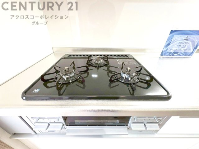 多数の調理器具を同時に使用でき、料理の効率化が可能。省エネで節約になり、様々な料理スタイルに適応できます。また、火力調整が独立しており、手入れや掃除もしやすく、今よりもっとお料理が楽しくなるかも。