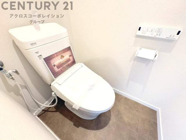 温水洗浄便座付トイレは温水洗浄機能により、暖かい水でおしりを洗浄することができ、冷たい水を使う従来の便座に比べ、温水洗浄機能で暖かいトイレを提供し、快適な使用を可能にします。
