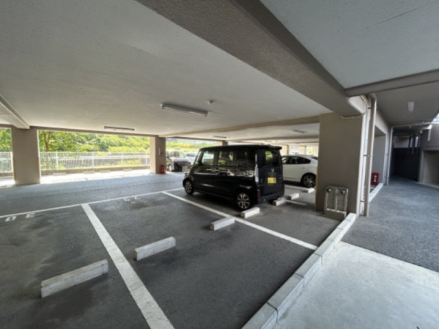 敷地内には駐車スペースが確保されており、車を利用される方にも便利な環境です。車中心の生活を快適にサポートしてくれる設備です。マンション生活に欠かせない駐車環境が整っている点も魅力のひとつです。