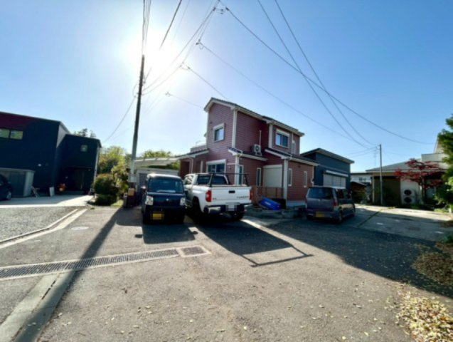 道幅が広い場所は日当たりや風通が良好です。幅が広いのですれ違いも可能ですし大きな車でも駐車可能！一方で、大型車が通ることも多くなるため交通量の増加により騒音に繋がります。また土地の値段が高くなります。