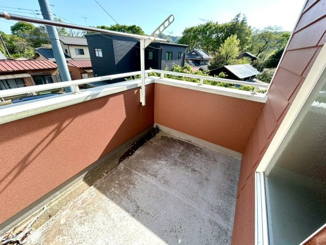 バルコニーは、建物内から室外へ楽に出入りできる便利なスペースです。また、バルコニーには手すりを付けることが義務付けられており、手すりの高さは110cm以上で施工することが建築基準法で定められています。