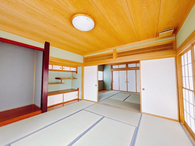 ■1階和室｜意外と場所をとるアイロンがけや、お洗濯物を畳むときにも広々と使うことができ、ちょっと一休みしたいとき、すぐに横になれるのも魅力です♪