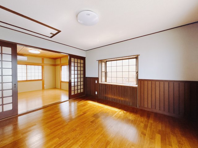 ■主寝室｜ベッドやテレビなどの大き目の家具を置いても余裕のある広々主寝室です♪家事やお仕事にお疲れなパパ・ママがゆっくりと過ごせる空間です♪