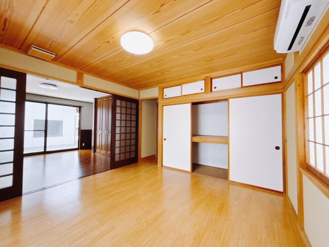 ■1階洋室｜ナチュラルカラーの床です。模様替えなどとても楽しく工夫できます♪陽当たり、風通しもとても良いので毎日快適な生活スタートです！子供部屋にも良いですね♪