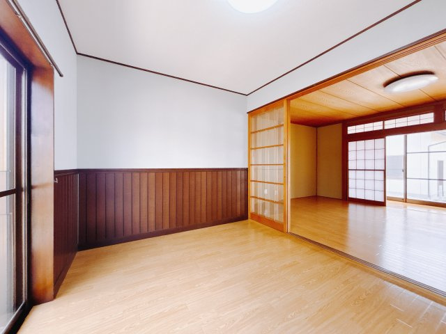 ■1階洋室｜1階洋室には大きな窓をご用意しています。日中はあたたかな日差し差し込み自分時間も充実できますね＾＾