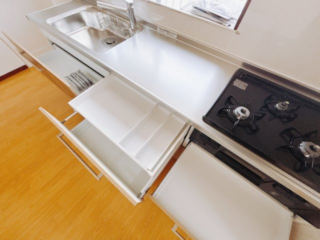 ■キッチン｜ワークトップ下には、圧力鍋やパスタ鍋などのかさばる調理器具もラクラク収納可能なスライド収納！ものが溢れがちなキッチン回りもスッキリきれいに管理ができます♪