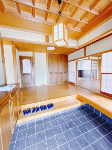■玄関｜「玄関から、我が家を心地よく。自然の風や光を感じられる気持ちのいい玄関へ。」永く居心地のいい暮らしを演出する快適性能と安心を両立させたドアを採用しました！