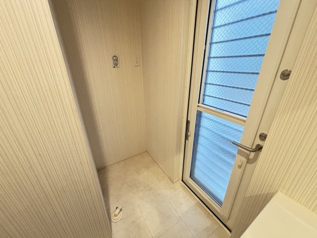 洗面室には洗濯機置場を設けており浴室に隣接した使い勝手の良い家事動線が魅力です。また、勝手口と窓が備わっているため換気性が良く、湿気がこもりやすい水回りを快適な環境に保ちやすい設計です。