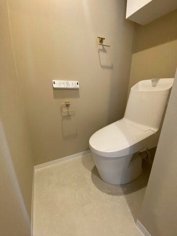 足元の広いトイレは収納付きです。