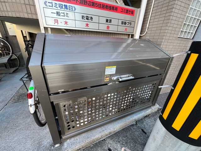 共有部分は、住民なら誰もが使える設備のこと。例えば駐車場やエレベーター、インターネット設備、セキュリティ設備などがあります。他にも、マンションの廊下・外部階段やエントランス・ゴミ置き場などがあります。