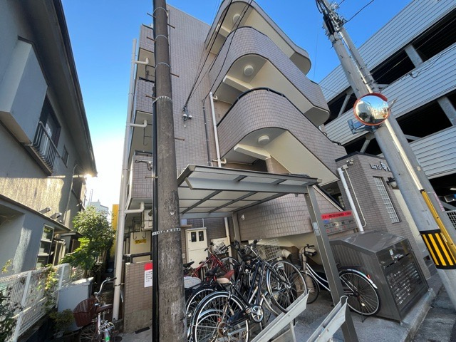 眺望の良さを楽しめるダイニングキッチンで家族団らんの時間を過ごしてはいかがでしょうか。バルコニーから見える景色を家族で眺める時間は、時間が経つのを忘れてしまいそうですね。是非、現地を見に行きましょう！