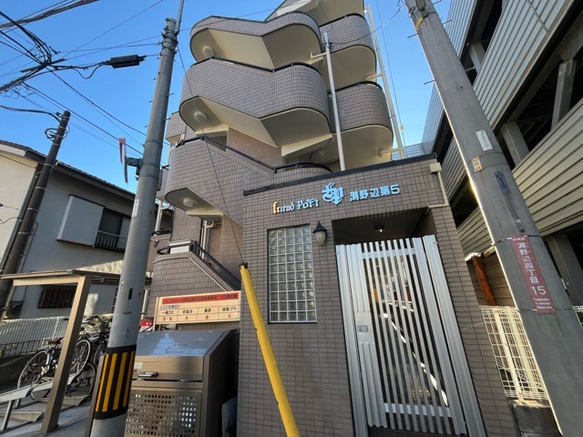 道幅が広い場所は日当たりや風通が良好です。幅が広いのですれ違いも可能ですし大きな車でも駐車可能！一方で、大型車が通ることも多くなるため交通量の増加により騒音に繋がります。また土地の値段が高くなります。