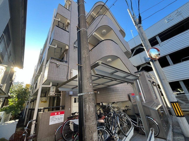 ＲＣ造、Reinforced　Concreteは直訳すると補強されたコンクリートです。主に柱や梁・床・壁が鉄筋とコンクリートで構成おり、鉄筋を組んだ型枠にコンクリートを流し込んで固めたものを指します。