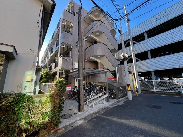 外観はマンション管理がされているかの目安になります。築年数が古いと、壁面は劣化してひび割れが生じることも！建物が古びていても細かいところが修繕されていると、きちんと管理されているなぁと感じるでしょう。