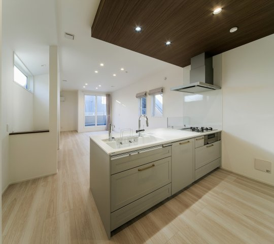 対面式の明るいキッチンでお料理が楽しめます。