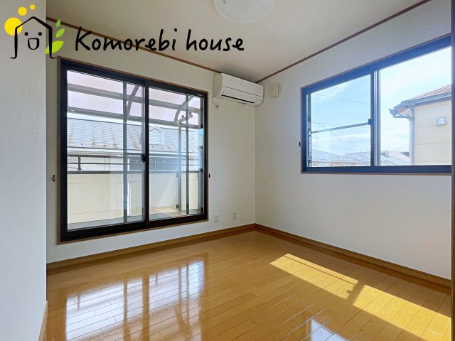 広くて明るい寝室