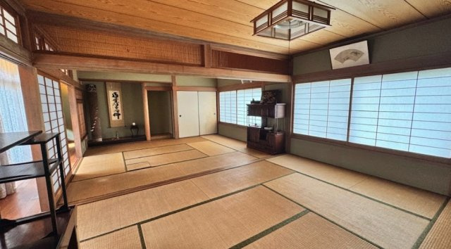 和室には床の間が設けられ伝統的な和室ならではの落ち着きと風格を感じられます。隣の10帖和室と合わせれば約20帖の広々とした空間として利用可能。障子からやわらかな光が入り広縁へもつながる趣のある造りです