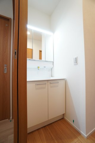 鏡裏にも収納があるタイプの洗面台。玄関近くにあり、帰宅後すぐに手を洗えます。※類似物件の参考画像です