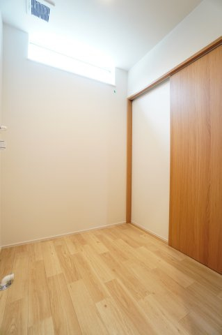 脱衣所。洗濯機置き場はもちろん、収納棚を設置できるスペースを確保。※類似物件の参考画像です。