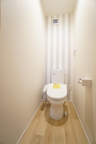 2階にもトイレ設置！朝の争奪戦も回避できます♪※類似物件の参考画像です。