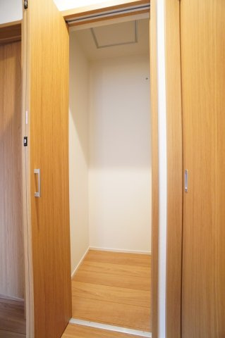 2階廊下収納があることで1階まで取りに行く必要がなくなります。※類似物件の参考画像です。