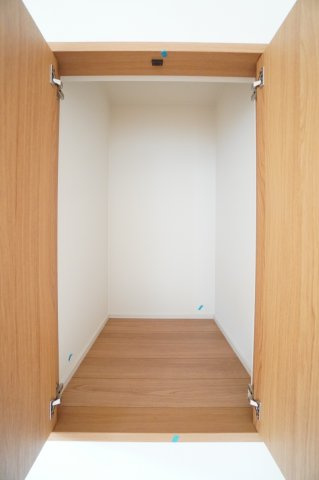 2階9帖洋室収納。目線の高さにあるのも探しやすくて便利です。※類似物件の参考画像です。
