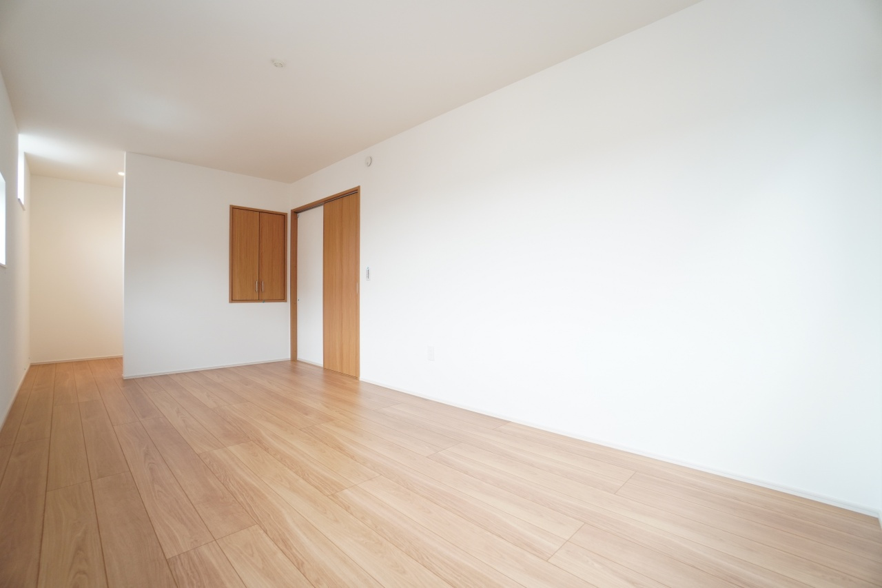 2階9帖洋室。主寝室に使われることが多いWICがあるお部屋です。※類似物件の参考画像です。