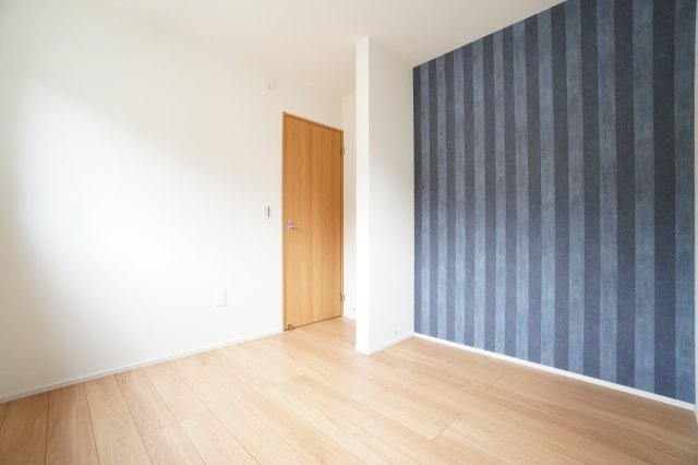 2階4.5帖洋室。アクセントクロスの色や柄でお部屋の雰囲気を変えています。※類似物件の参考画像です。