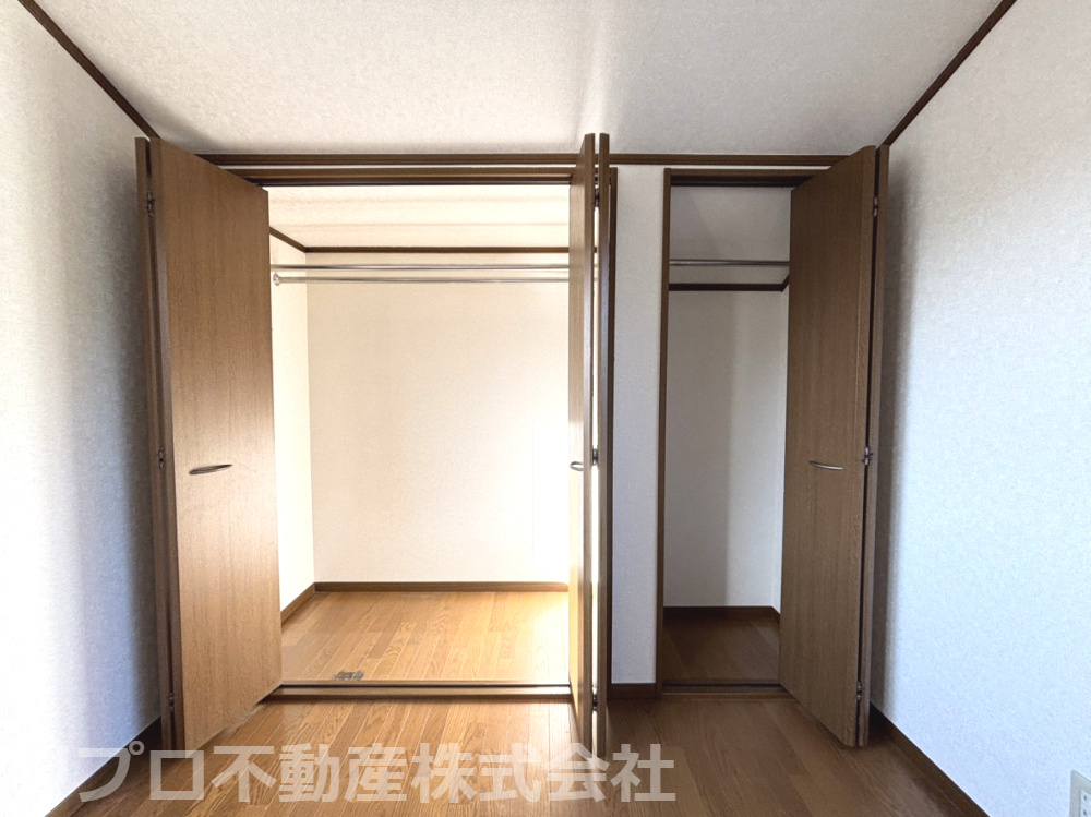 収納内には2本のハンガー棒を備え、衣類や小物を整理しやすく、使い勝手の良い収納スペースです！