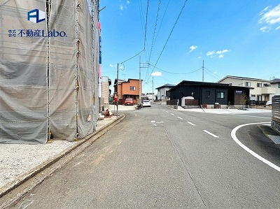 前面道路を含む現地写真（建築中）。　現在建築中ですが、完成後は快適な住環境が整います。