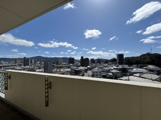 6階部分のお部屋のため、バルコニーからは周囲の街並みや遠くの山並みまで見渡せる開放感のある眺望が広がります。視界を遮る建物が少なく、空の広がりを感じられる気持ちの良いロケーション。