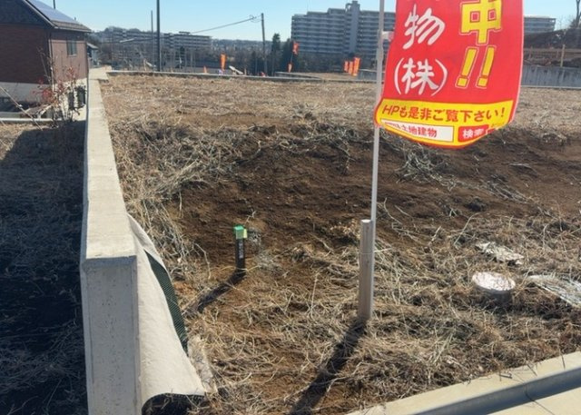 土地の面積＝住宅面積ではありません。建ぺい率の問題などで、土地のある場所によって住宅を建てられる面積は限られています。高さもしかり、「土地」という言葉の中には、建築条件も含まれると考えておきましょう。