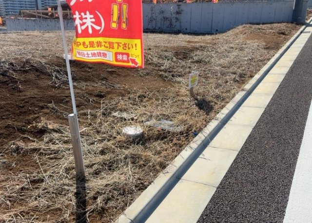 家を建てる場合、方位は要チェックです。現実的に日当たりのよい家ならばリビングは南側、建築基準法でも北側に当たる家への配慮は求められています。土地を見学に行く際は、方位磁針を持って行くようにしましょう。