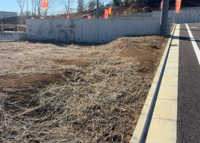 土地の前の道路に消火栓が設置されていることがあります。この場合、道路交通法第45条第1項により、駐車禁止の場所が指定されています。そのため、車庫などの駐車スペースをつくることができない場合があります。