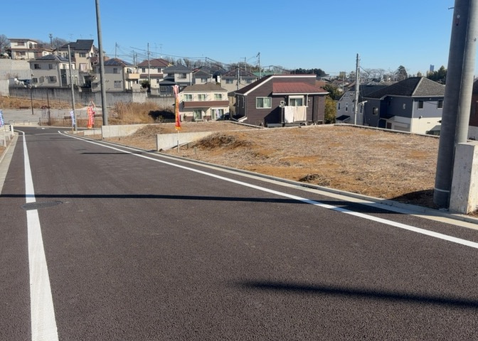 現地に行くなら、物件の周囲の地形がどうなっているかを見ることも大切です。周辺より低くなっている土地では、大雨などで水が集まりやすいため、地盤が弱くなっているということも考えられるため、注意が必要です。