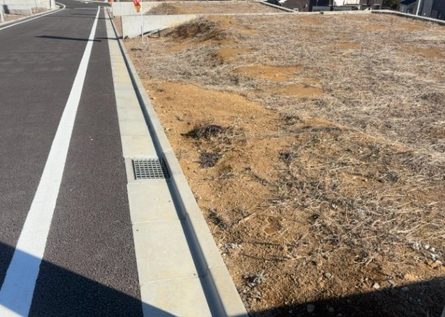 土地購入を検討されている場合、境界杭がない状態で購入してしまうと境界確定測量をする必要があり、費用がかかります。購入の前に、売主、隣土地所有者立ち合いのもと境界を確定し境界杭を設置するのがベストです。