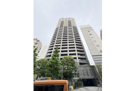 ファーストリアルタワー新宿の外観
