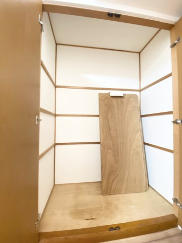 リビング収納、リビングには大きな収納完備♪お掃除道具から日用品まで、すっきりと収納できてリビングを広く使えそうですね♪