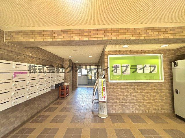風通しが良く、日差しが差し込む明るく開放的な共用部分です。