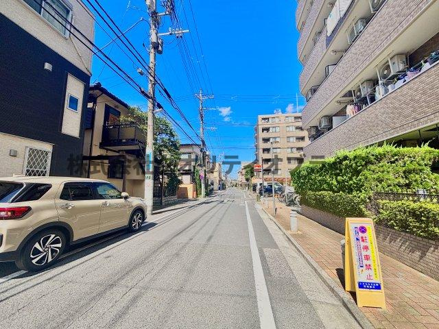 前面道路も広く小さなお子様でも安心です。