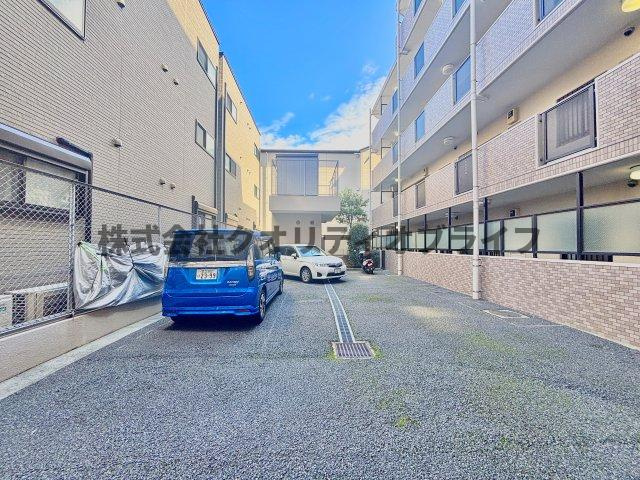 敷地内に確保された使い勝手の良い駐車場スペースです。