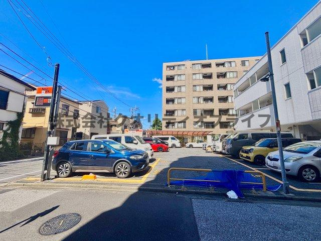 近くには時間貸しの駐車場がございます。