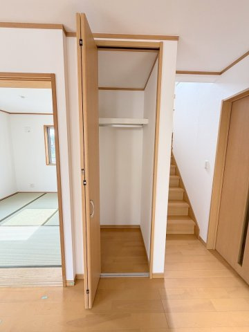 掃除用具の収納にも便利なリビングの収納です