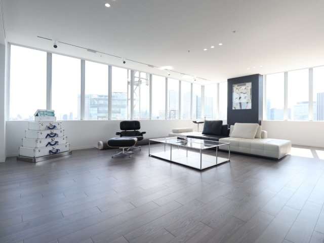 【リビング・ダイニング】約35帖超の広々LDK！コーナーサッシからは梅田の眺望・夜景が一望！